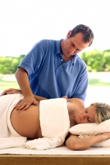 муж делает беременной жене массаж