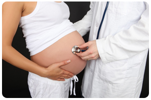 врач консультирует беременную